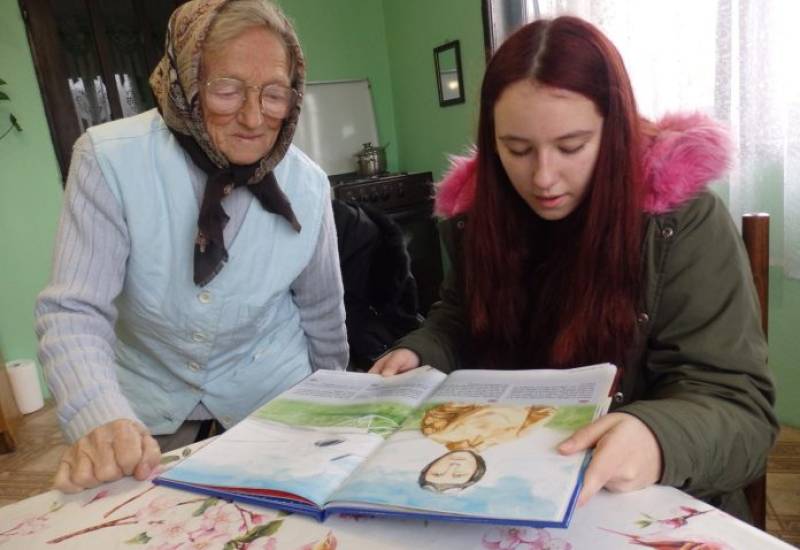 Magdalena čitala baki Barici iz križevačke slikovnice